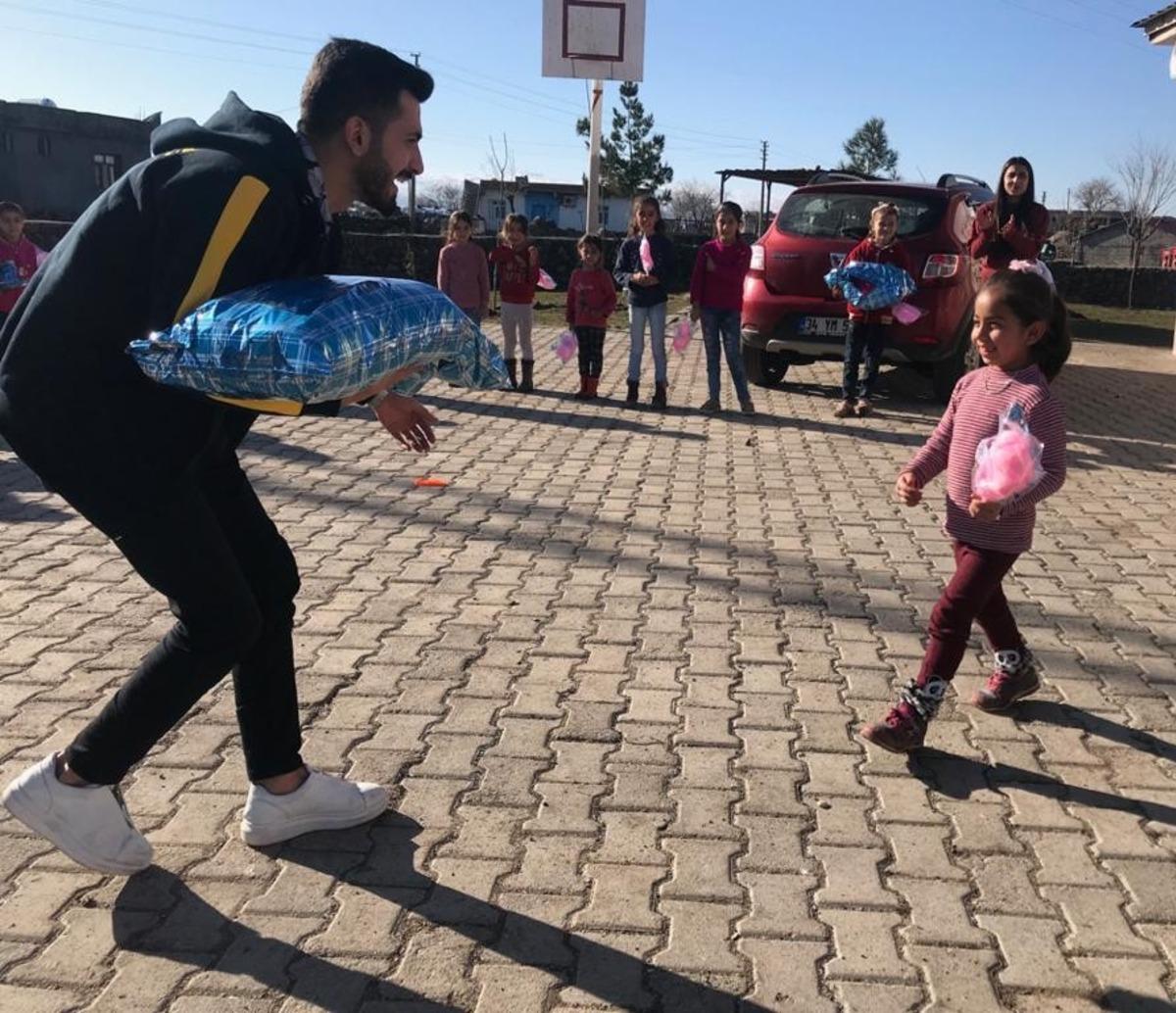 D&Uuml; Gen&ccedil; Yaklaşık Kul&uuml;b&uuml;, k&ouml;y okullarındaki minik &ouml;ğrencileri sevindirdi