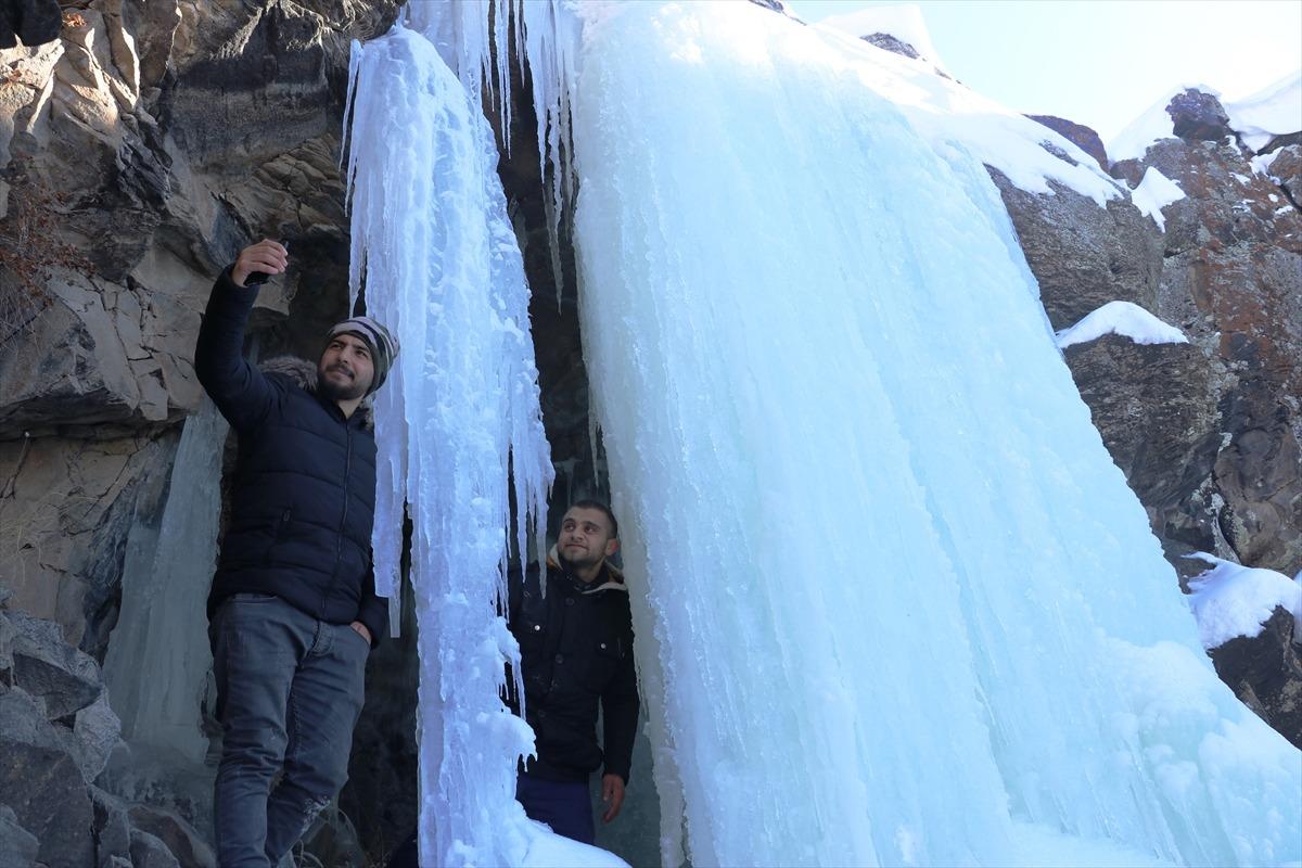 Ağrı eksi 21 dereceyi g&ouml;rd&uuml;! Şelale ve g&ouml;ller buz tuttu