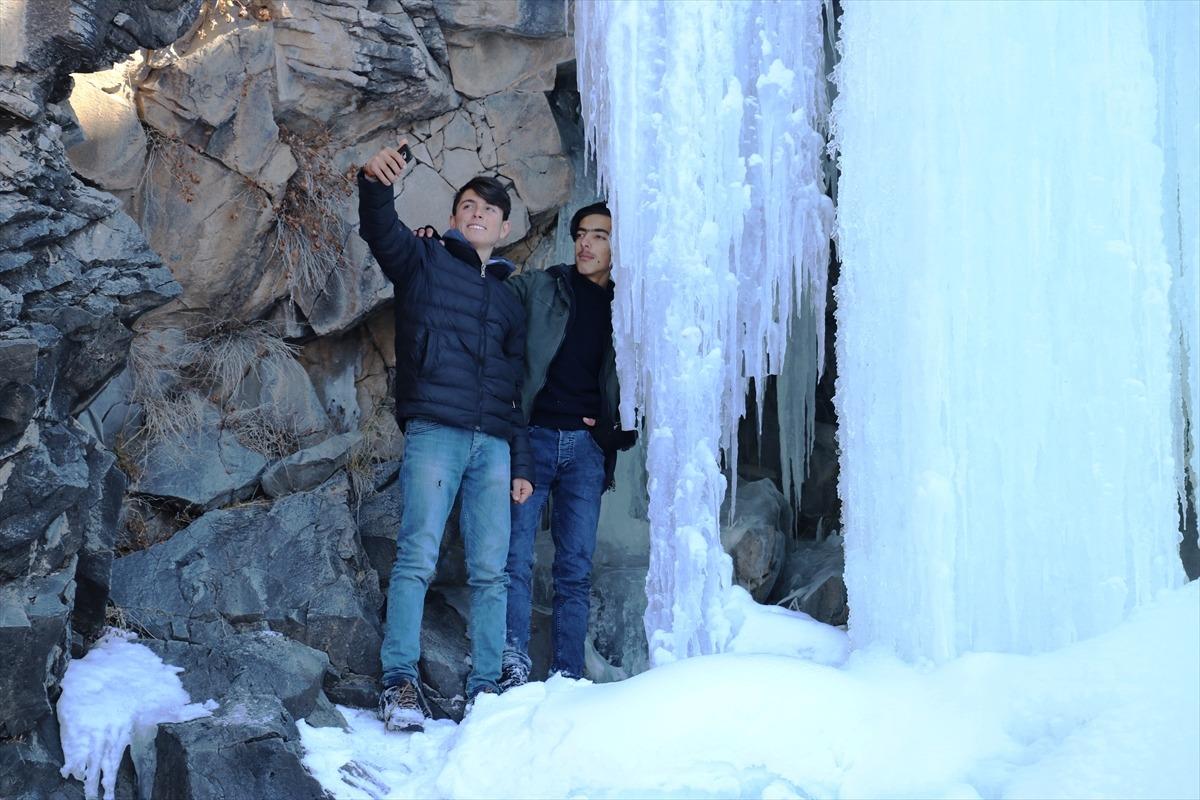 Ağrı'da soğuk hava şelaleyi dondurdu