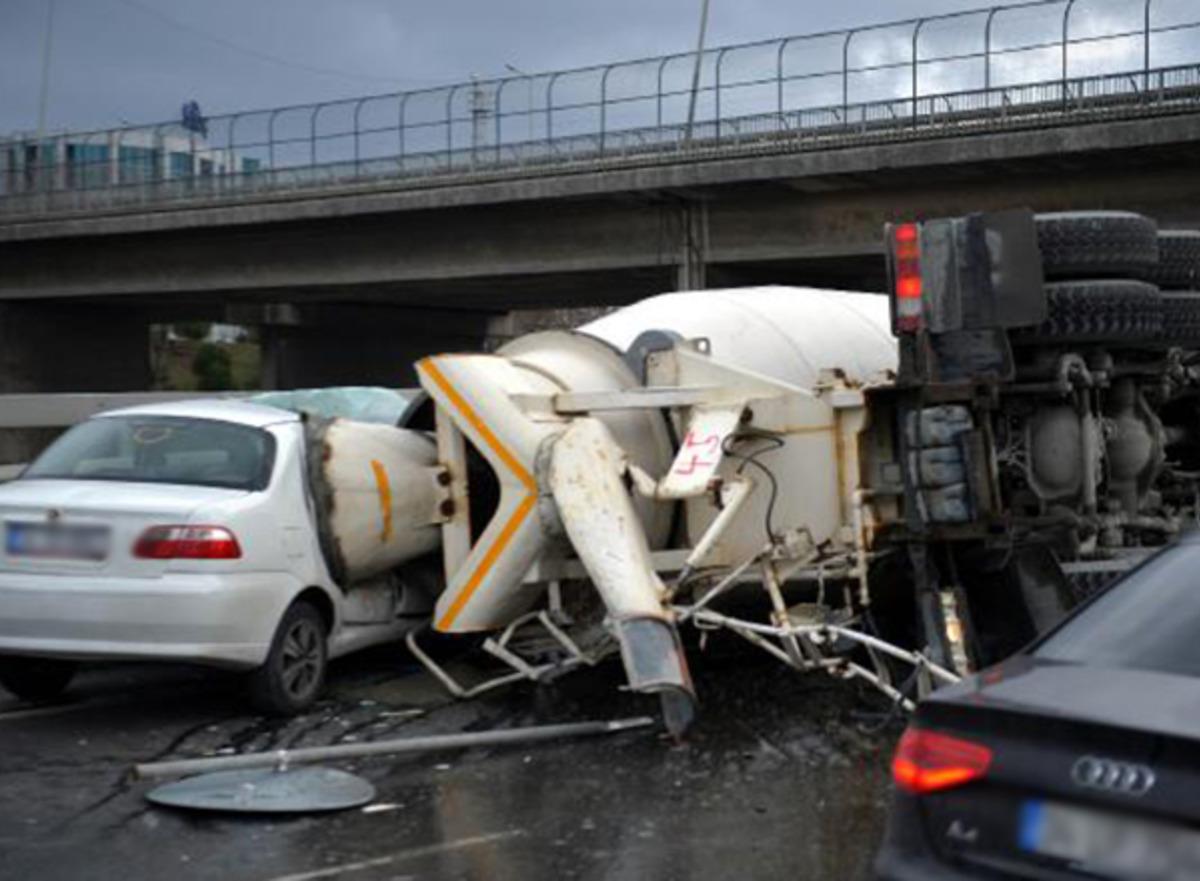 Bağcılar'da beton mikseri virajı alamadı, aracın &uuml;zerine devrildi