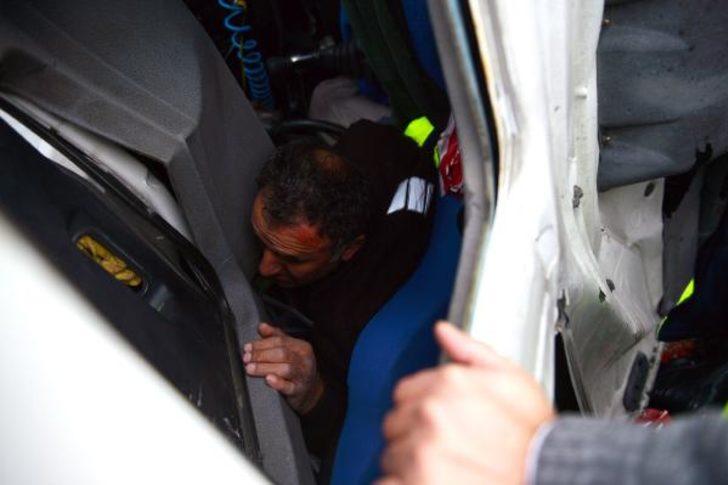 Bağcılar'da beton mikseri virajı alamadı, aracın üzerine devrildi G1