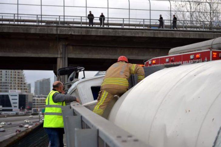 Bağcılar'da beton mikseri virajı alamadı, aracın üzerine devrildi G2