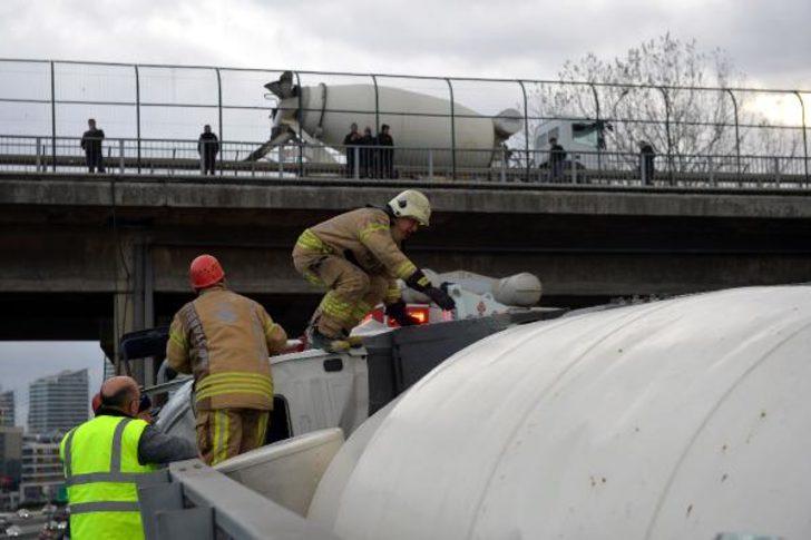 Bağcılar'da beton mikseri virajı alamadı, aracın üzerine devrildi G3