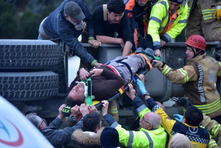 Bağcılar'da beton mikseri virajı alamadı, aracın üzerine devrildi G4