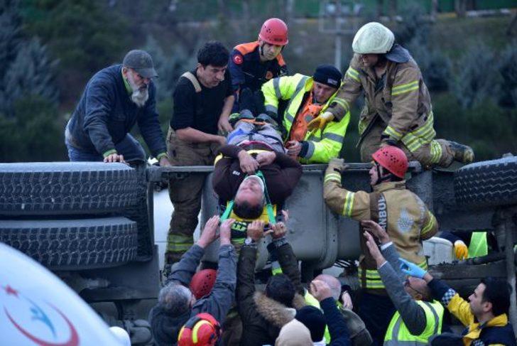 Bağcılar'da beton mikseri virajı alamadı, aracın üzerine devrildi G5