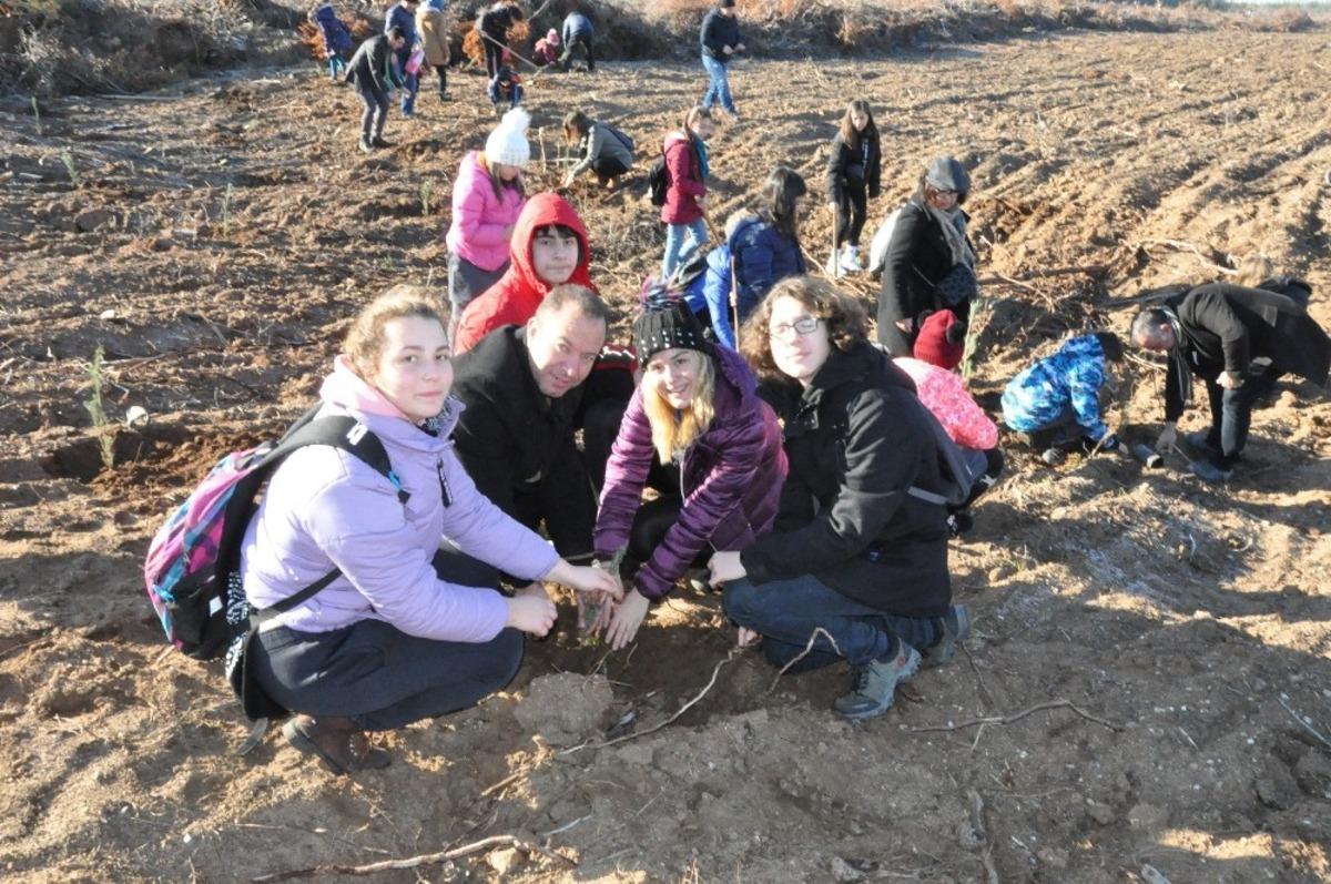 &Ccedil;anakkale&rsquo;de &rsquo;Toprak Dede&rsquo; i&ccedil;in 100 fidan dikildi