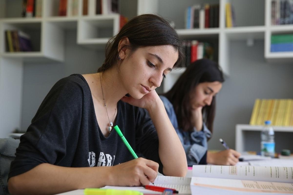 Gen&ccedil;lik merkezleri doldu taştı