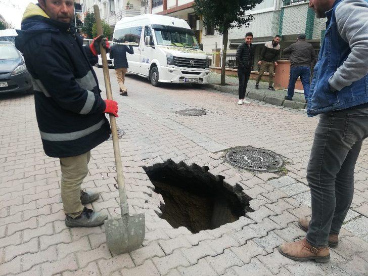 Avcılar’da yol çöktü! G3