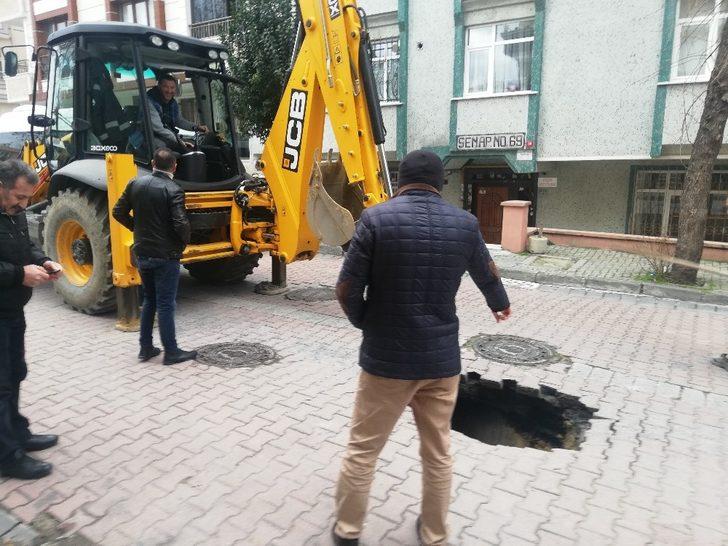 Avcılar’da yol çöktü! G4