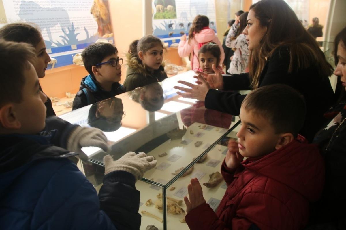 &Ccedil;ankayalı &ccedil;ocuklar Tabiat Tarihi M&uuml;zesi&rsquo;ni gezdi