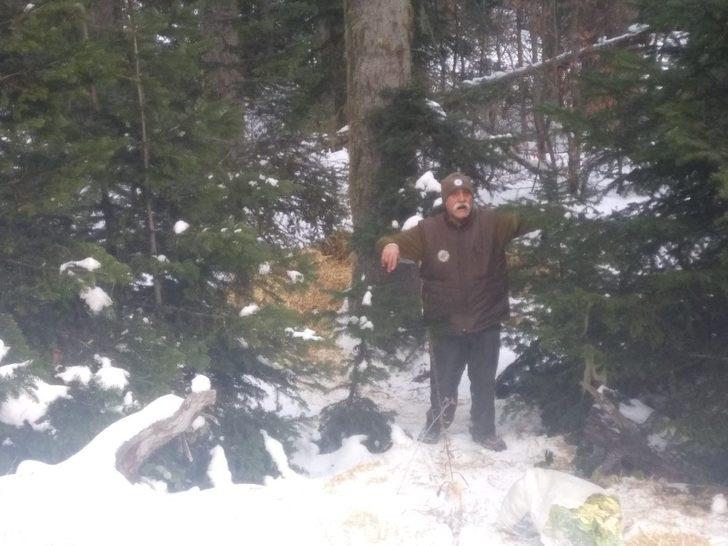 Karda aç kalan yaban hayvanları için ormana yem bırakıldı G5