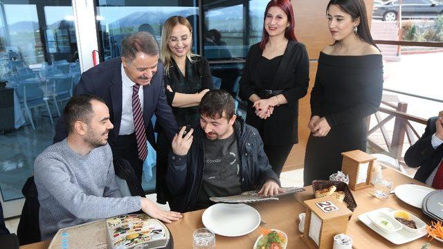 Braille alfabeli ve QR kodlu menü