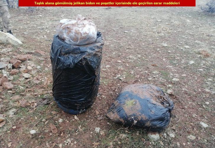 Teröristlere ait sığınak, barınak ve mevziler yerle bir edildi G2