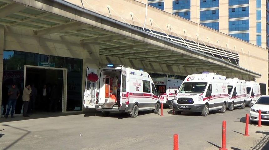 Odun yerine ayağını kesti