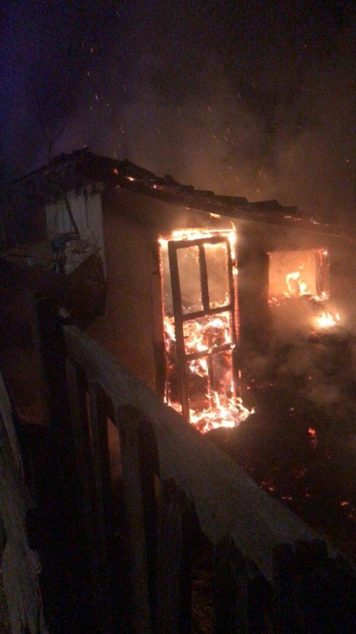 Ahır yandı, kuzular diri diri yanmaktan son anda kurtarıldı G5