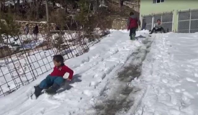 Bahçesaraylı çocukların kızak keyfi