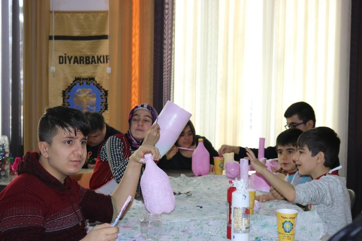 &Ouml;zel &ccedil;ocuklar, kuşlar i&ccedil;in plastik atıklardan yuvalar yaptı