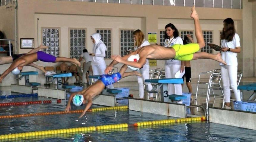 Sivaslı y&uuml;z&uuml;c&uuml;ler derece i&ccedil;in kula&ccedil; attı