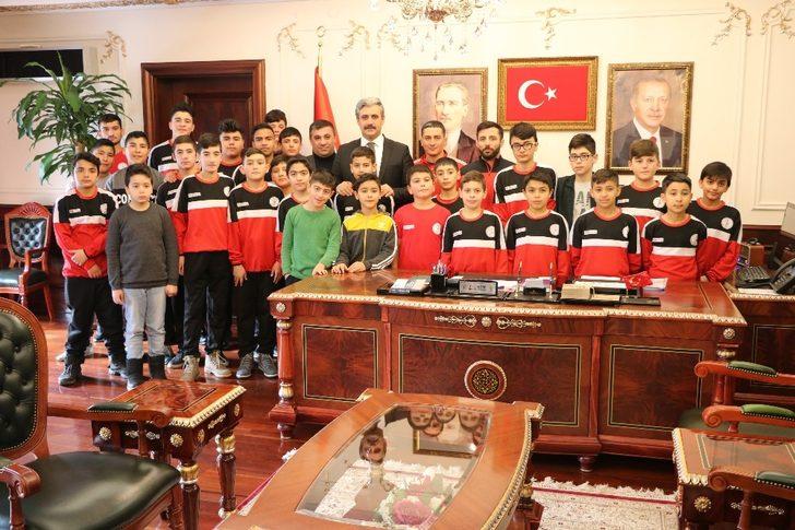 30 güreşçi belediye bünyesine katıldı G1