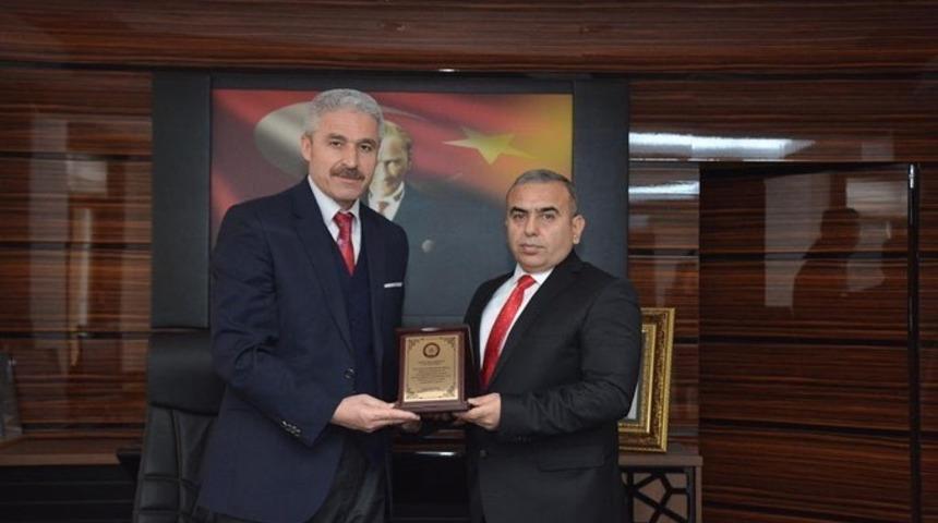 M&uuml;fettiş olarak atanan M&uuml;d&uuml;r D&uuml;zg&uuml;n&rsquo;e teşekk&uuml;r plaketi