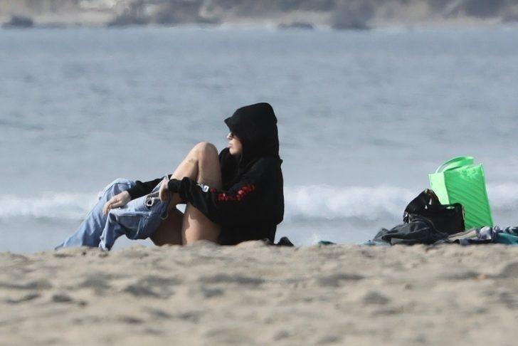 Miley Cyrus plajda şekilden şekle girdi! Yatarak giyindi G2