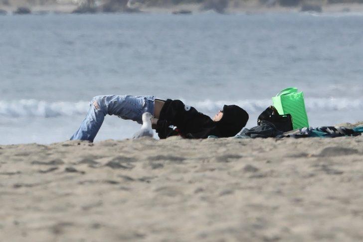 Miley Cyrus plajda şekilden şekle girdi! Yatarak giyindi G3