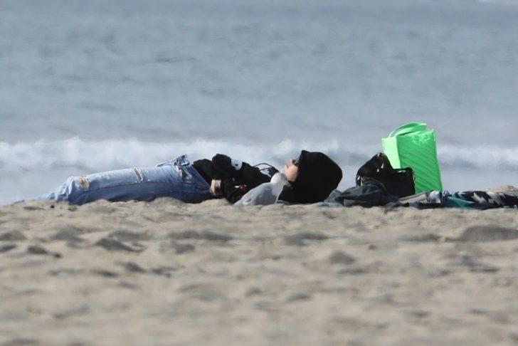 Miley Cyrus plajda şekilden şekle girdi! Yatarak giyindi G4