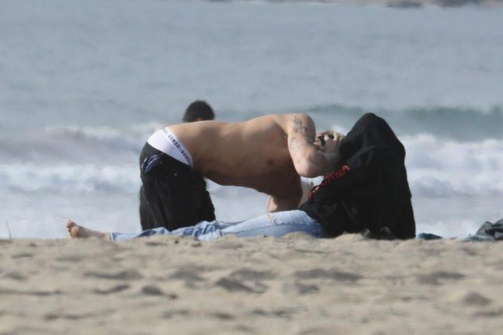 Miley Cyrus plajda şekilden şekle girdi! Yatarak giyindi G5
