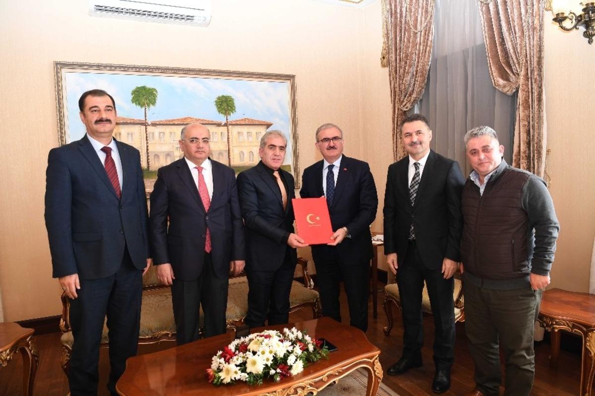 Vali Karaloğlu: "Tekli eğitime ge&ccedil;mek i&ccedil;in yeni okullara ihtiya&ccedil; var"