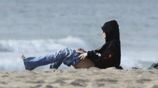 Miley Cyrus plajda şekilden şekle girdi! Yatarak giyindi