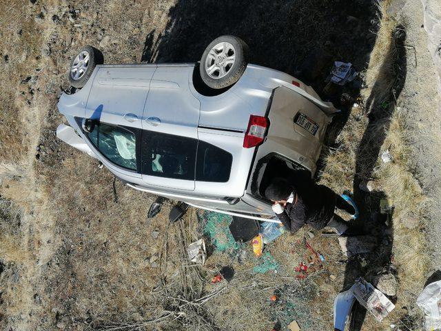 Bingöl'de hafif ticari araç şarampole devrildi: 4 yaralı