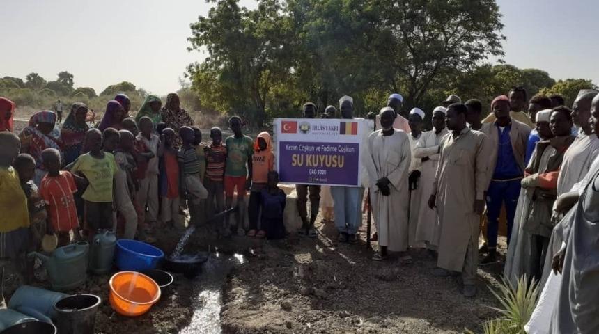 İhlas Vakfı, &Ccedil;ad&rsquo;da su kuyusu a&ccedil;arak g&ouml;n&uuml;llere su serpti