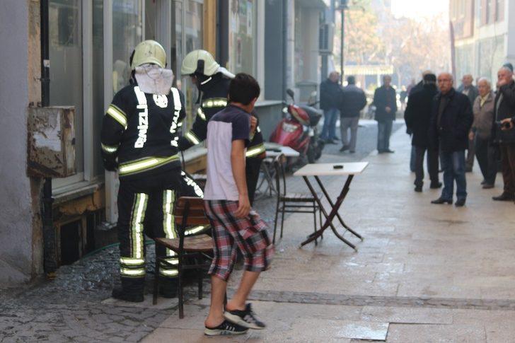 Yangın çıkan kahvehanede tavla ve okeyi bırakmayarak oyuna devam ettiler G1