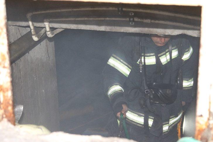 Yangın çıkan kahvehanede tavla ve okeyi bırakmayarak oyuna devam ettiler G2