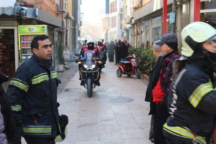 Yangın çıkan kahvehanede tavla ve okeyi bırakmayarak oyuna devam ettiler G3