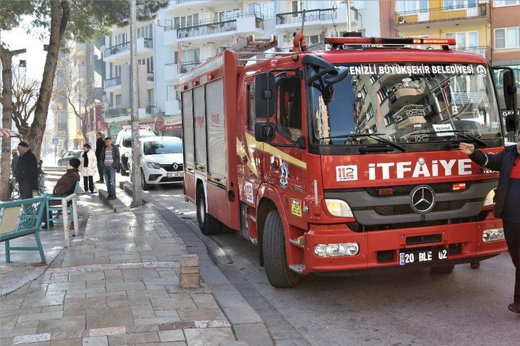 Yangın çıkan kahvehanede tavla ve okeyi bırakmayarak oyuna devam ettiler G4