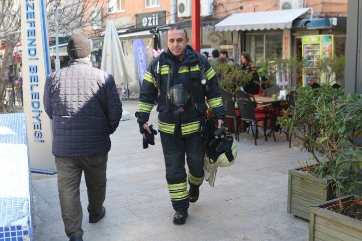 Yangın çıkan kahvehanede tavla ve okeyi bırakmayarak oyuna devam ettiler G5