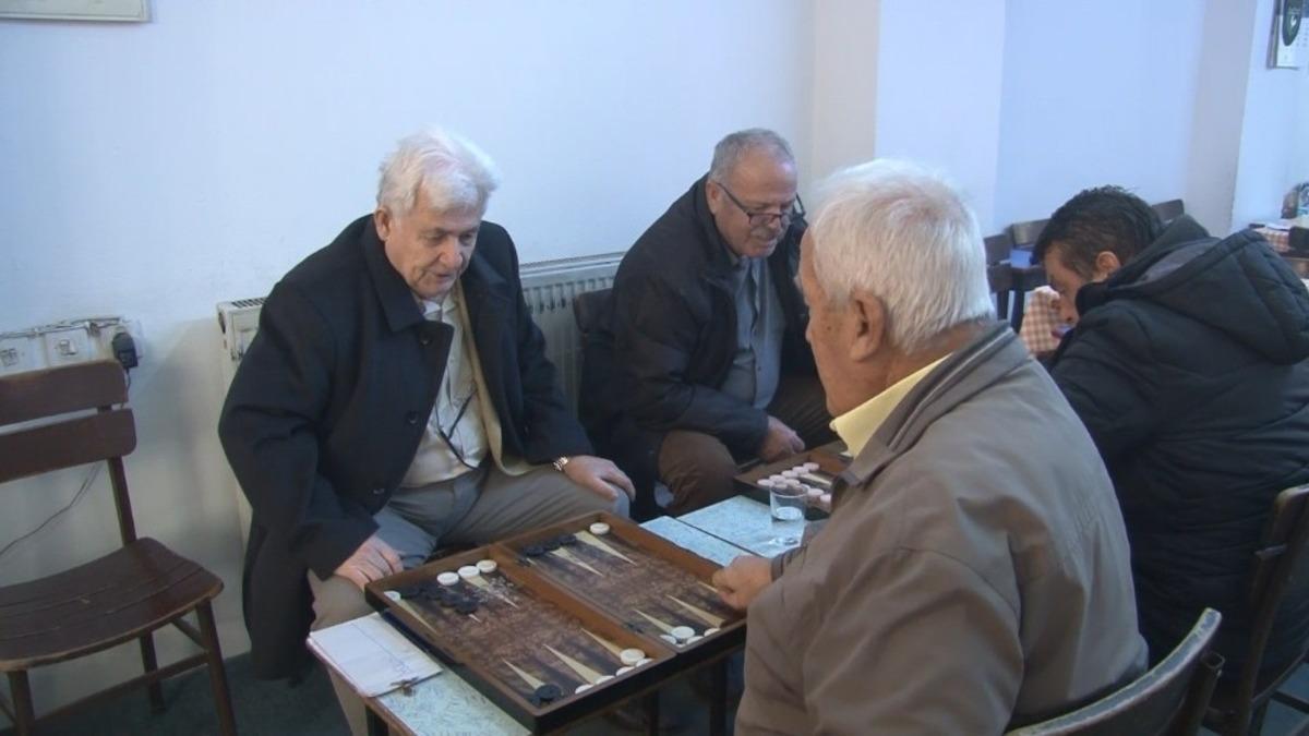 Yangın &ccedil;ıkan kahvehanede tavla ve okeyi bırakmayarak oyuna devam ettiler