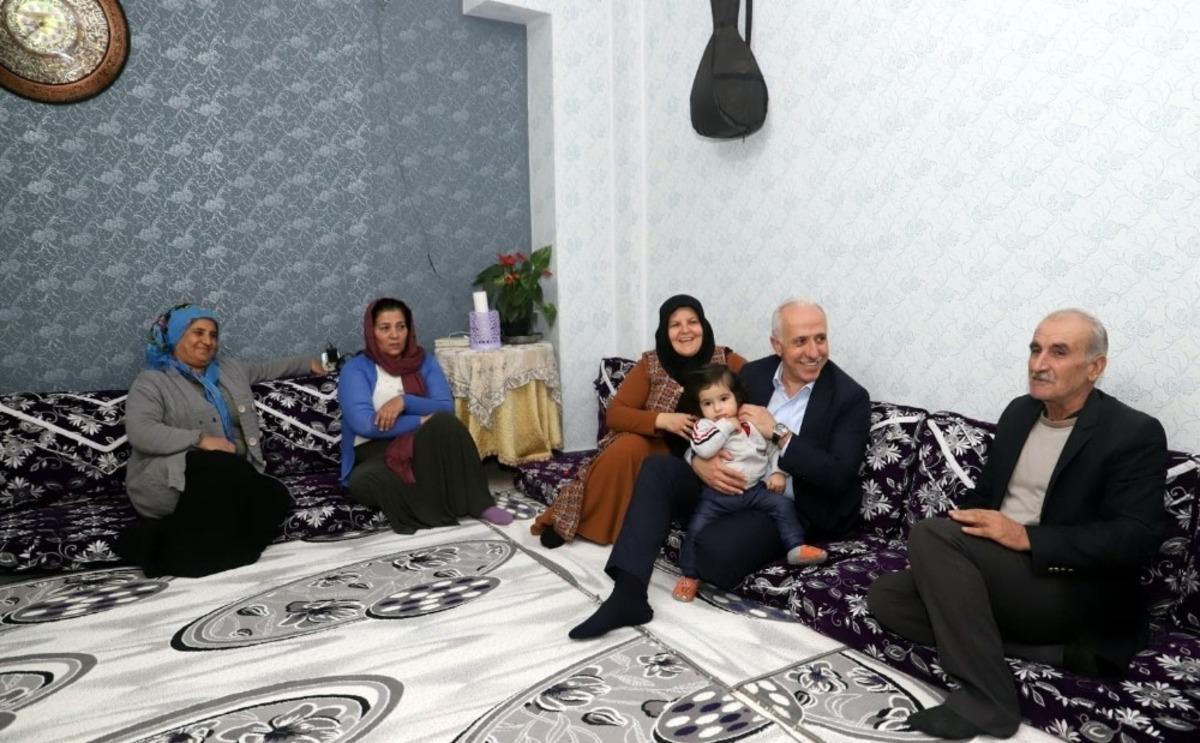 G&uuml;ltak, fenomen olan temizlik g&ouml;revlisini evinde ziyaret etti