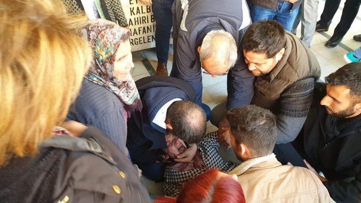 Ateşe verilen evde hayatını kaybeden Gamze Esen'in annesi cenazede baygınlık geçirdi G1