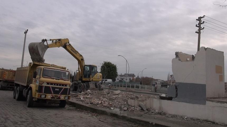 Tarsus&rsquo;ta mevzuata aykırı yapı yıkıldı