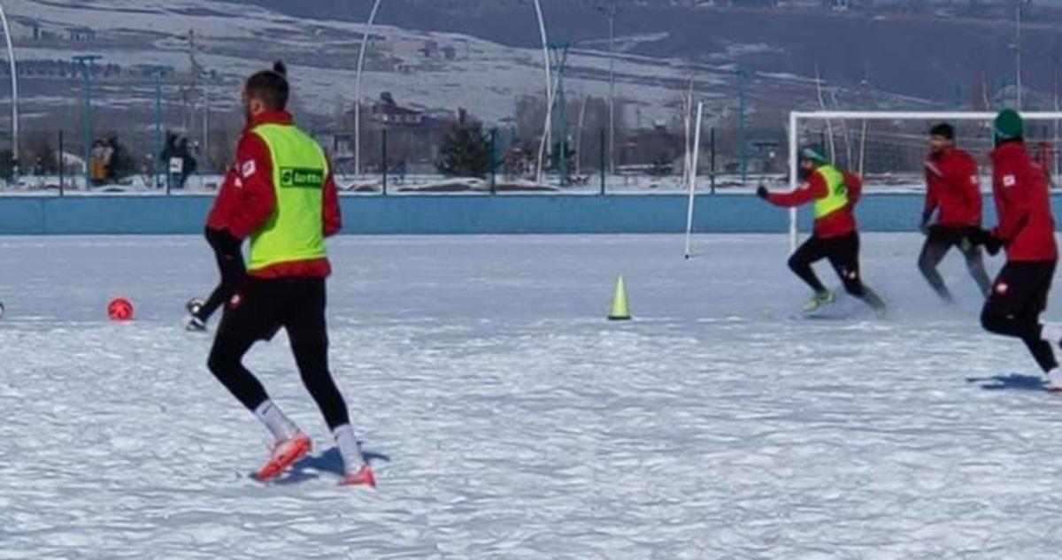 Kars 36 Spor Ho&ccedil;van Spor karşılaşması hazırlıklarını s&uuml;rd&uuml;r&uuml;yor