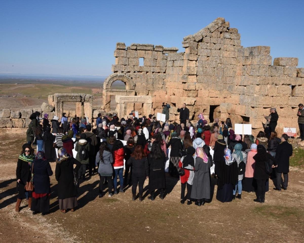 Farklı illerde eğitim g&ouml;ren &uuml;niversite &ouml;ğrencileri Zerzevan kalesini gezdi