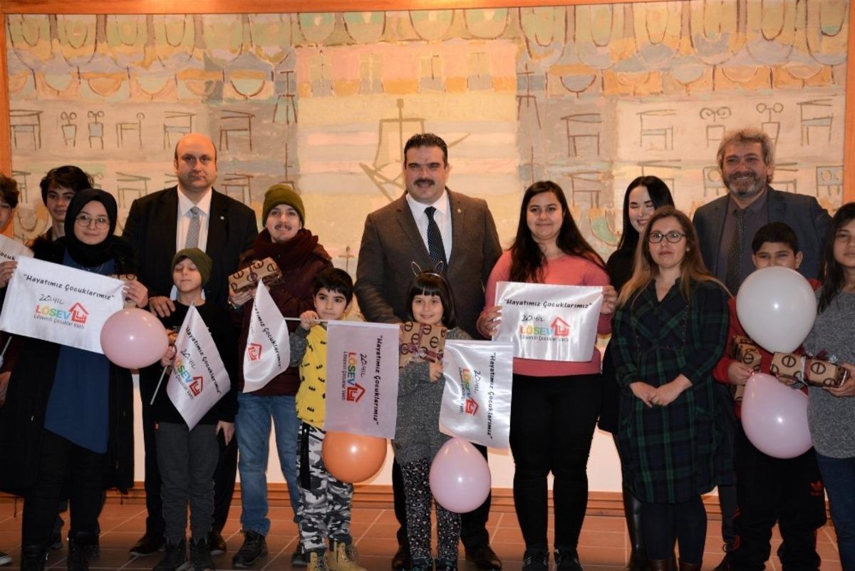 Rekt&ouml;r &Ccedil;omaklı, L&Ouml;SEV&rsquo;in m&uuml;ze gezisinde &ccedil;ocuklarla bir araya geldi