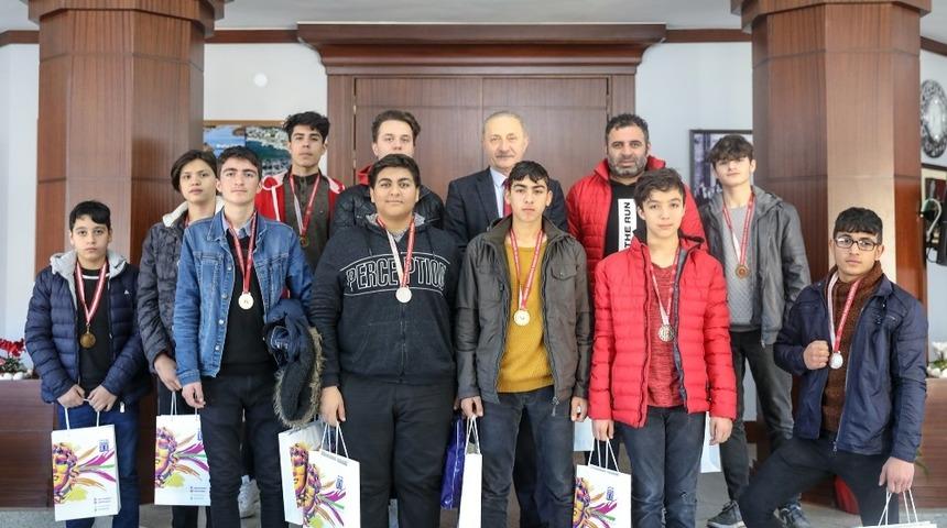 Şampiyon boks&ouml;rlerden Başkan Atabay&rsquo;a ziyaret