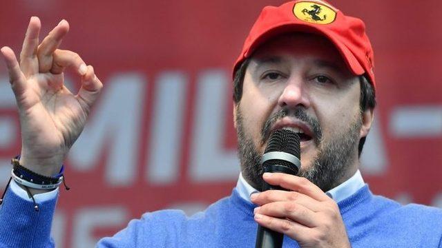 Tunuslu ailenin kapısında Uyuşturucu mu satıyorsunuz? diyen Salvini'ye tepki