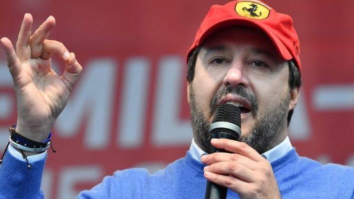 Tunuslu ailenin kapısında "Uyuşturucu mu satıyorsunuz?" diyen Salvini'ye tepki