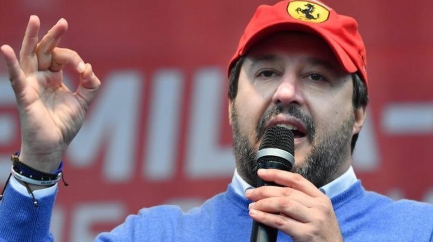 Tunuslu ailenin kapısında "Uyuşturucu mu satıyorsunuz?" diyen Salvini'ye tepki
