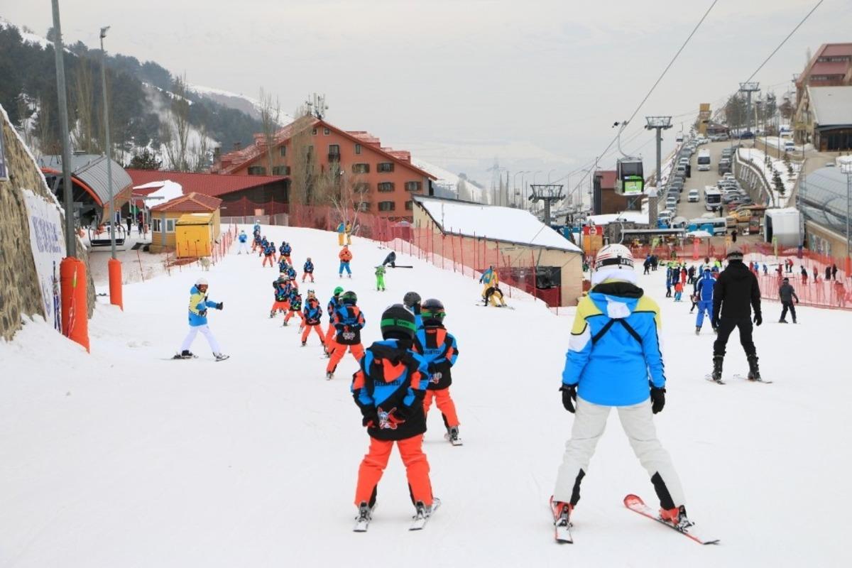 Aziziyeli &ccedil;ocuklar geleceğe kayıyor