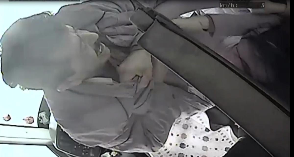 Halk otob&uuml;s&uuml;nde s&uuml;r&uuml;c&uuml; ve yolcu kavgası kamerada